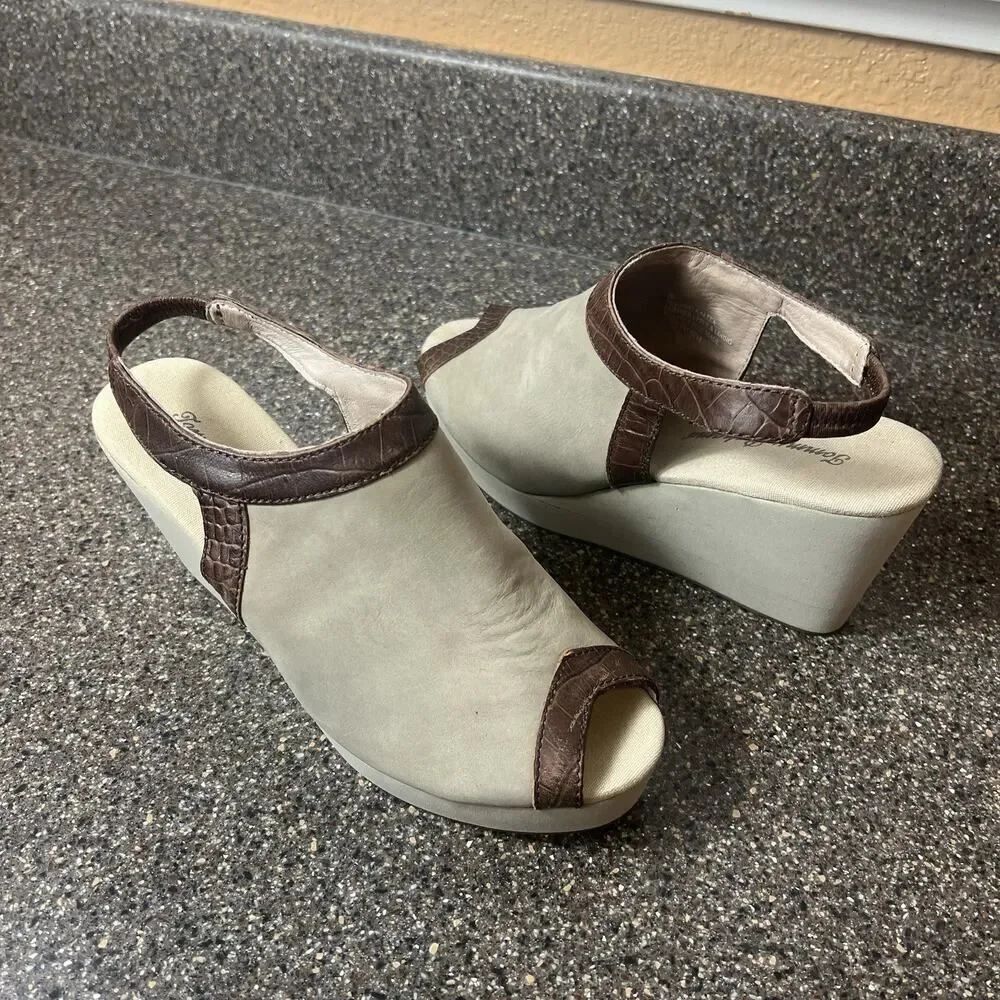 Tommy Bahama Comfort Sandals Womens Sz 7B Ivory Leather Slip On Wedge Sling Back